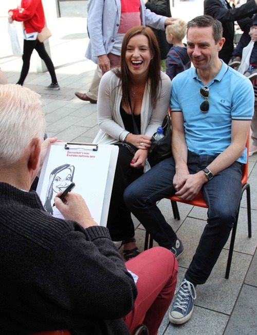 Rog Bowles caricatures the public at the Southport Mini Cartoon Festival